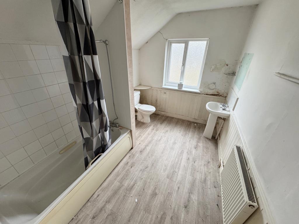 Lot: 138 - TWO-BEDROOM TERRACE HOUSE FOR IMPROVEMENT PLUS ADDITIONAL LAND - Bathroom